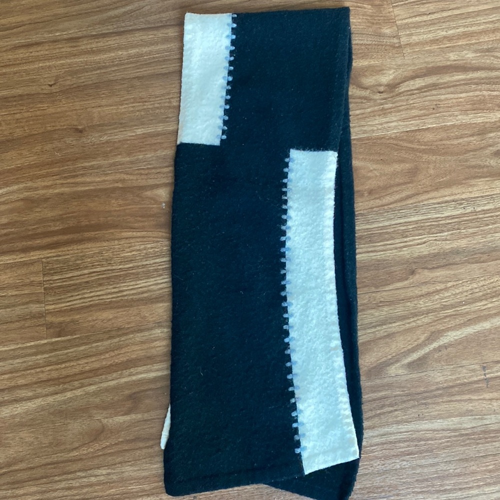 Nordstrom Black & White Scarf. Very Soft!